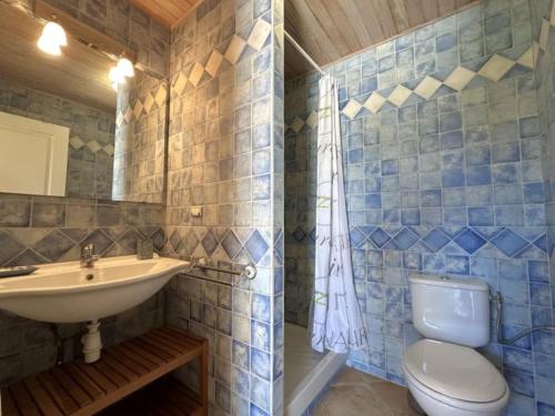 une salle de bain avec toilettes et lavabo dans l'établissement City home, private pool, Saint-Rémy - 10 people, à Saint-Rémy-de-Provence