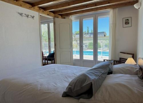 une chambre avec un lit avec vue sur une piscine dans l'établissement City home, private pool, Saint-Rémy - 10 people, à Saint-Rémy-de-Provence