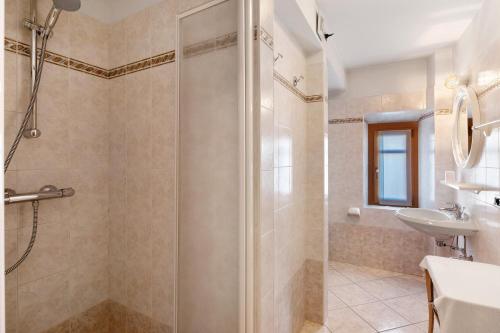 ein Badezimmer mit Dusche und Waschbecken in der Unterkunft Appartamenti Gg 3 in Livigno
