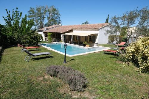 Family house with private pool in the countryside of Les Taillades, in the Luberon Park