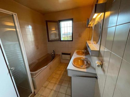 une salle de bain avec deux lavabos, une baignoire et une douche dans l'établissement Magnifique VILLA Piscine chauffée ouverte Vue Montagne prêt Genêve et Chamonix, à Ville-en-Sallaz