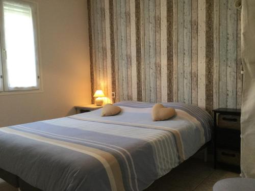 une chambre avec un lit avec deux oreillers dessus dans l'établissement Beautiful provencal vacation rental in L'Isle sur la Sorgue, à LʼIsle-sur-la-Sorgue