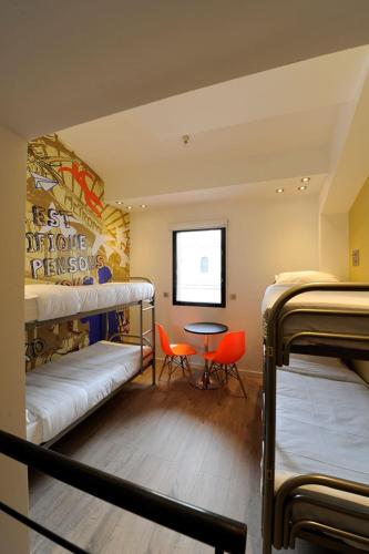 Letto o letti in una camera di The 3 Ducks Eiffel Tower by Hiphophostels