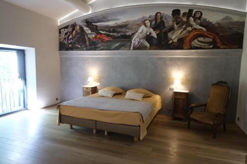 - une chambre avec un tableau mural et un lit dans l'établissement Provencal Farm with swimming pool near Isle sur la Sorgue - 10 people., à Les Vignères