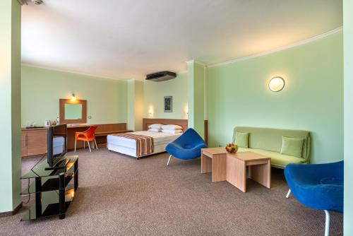 A bed or beds in a room at Jeravi Beach Hotel - All Inclusive