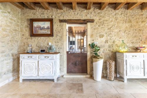 Φωτογραφία από το άλμπουμ του Provencal farm with heated pool in Lamanon near Aix en Provence - 12 people σε Lamanon