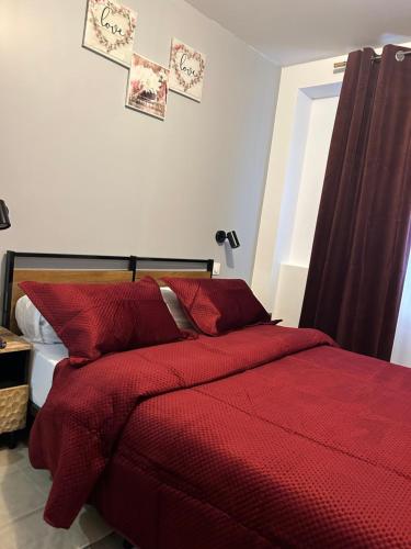 Ένα ή περισσότερα κρεβάτια σε δωμάτιο στο Hôtel Saint - Charles