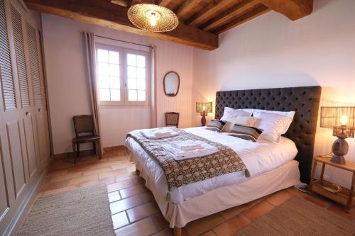 une chambre avec un grand lit dans une pièce dans l'établissement LS1-448 - Sounja, à Tarascon