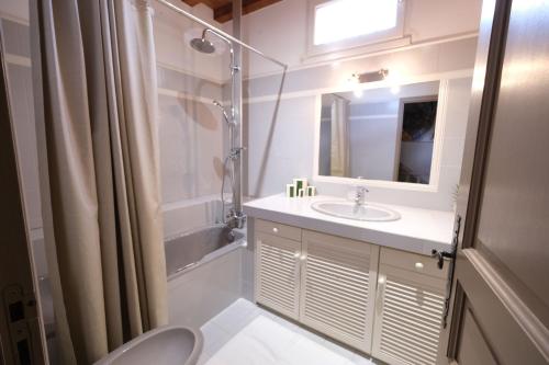 une salle de bain avec un lavabo, une douche et des toilettes dans l'établissement LS1-448 - Sounja, à Tarascon