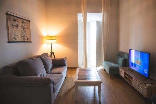 Μια τηλεόραση ή/και κέντρο ψυχαγωγίας στο Apartamentos Nueva Ribera