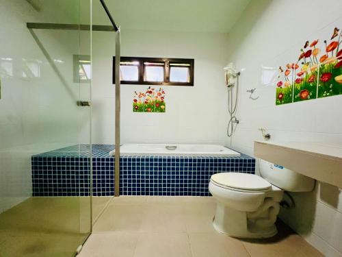 Ένα μπάνιο στο Khaolak Alisa House