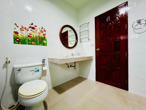 Ένα μπάνιο στο Khaolak Alisa House