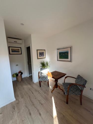a living room with a table and chairs and a table at Casa vacanze Manzoni 287 PT in Perugia