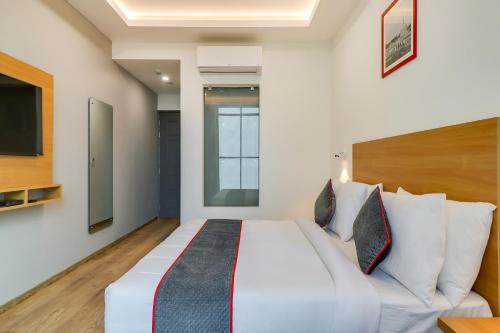 Ένα ή περισσότερα κρεβάτια σε δωμάτιο στο Super Townhouse Jashn