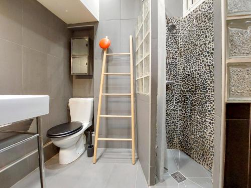 La salle de bains est pourvue d'une échelle et de toilettes. dans l'établissement Rossetti 4 Pers Vecchia Nizza WiFi, à Nice