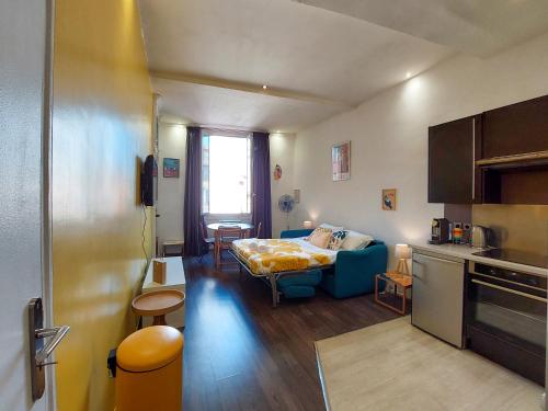 Cette petite chambre comprend un lit et une cuisine. dans l'établissement Rossetti 4 Pers Vecchia Nizza WiFi, à Nice