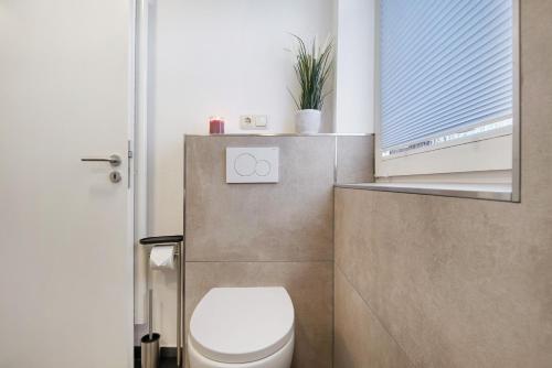 a small bathroom with a toilet and a window at Ferienwohnung aufm Weinberg 0G in Schwandorf in Bayern
