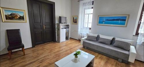 Ruang duduk di Artist Apartment