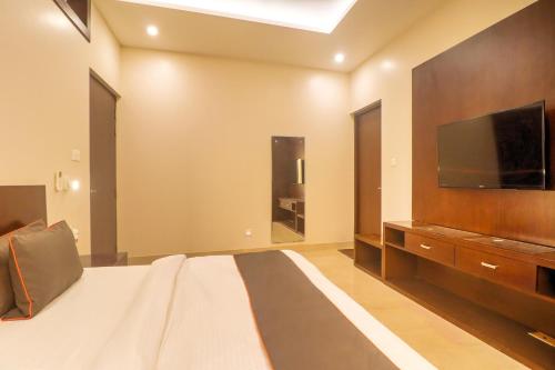 Μια τηλεόραση ή/και κέντρο ψυχαγωγίας στο Super Townhouse Amaraa Farms Near LuLu Hypermarket