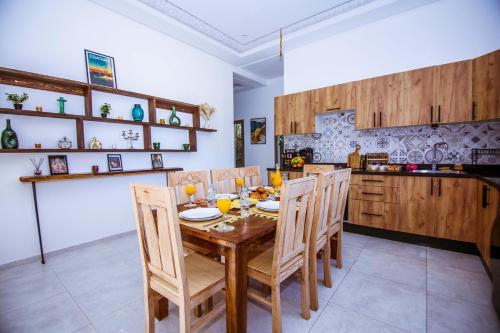 Villa Yanir Essaouira Luxury 3BR Villa with Private Poolにあるキッチンまたは簡易キッチン
