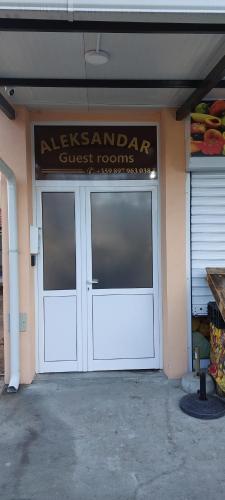 Η πρόσοψη ή η είσοδος του ALEKSANDAR - guest rooms
