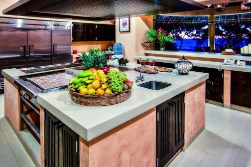 a bowl of fruit on a counter in a kitchen at Casa Mis Amores in Sayulita