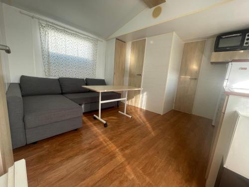 ein Wohnzimmer mit Sofa und Tisch in der Unterkunft Mobilhome en Ribeira con vistas in Ribeira