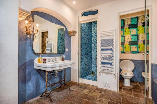 Koupelna v ubytování LINERA 10, Emma Villas