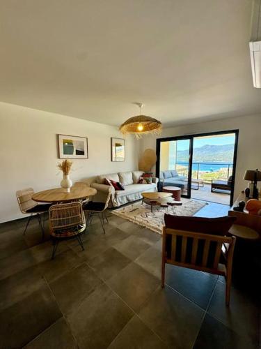 un salon avec un canapé et une table dans l'établissement Magnifique appart T3 vue mer, à Propriano
