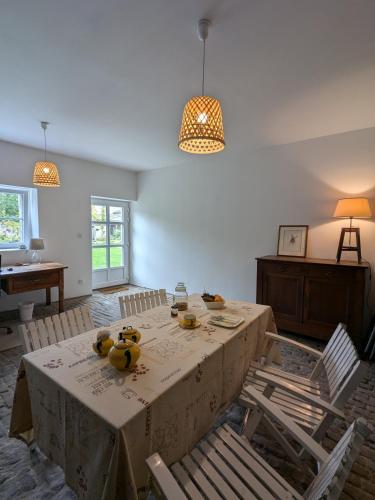 - une salle à manger avec une table, des chaises, une table et des chaises dans l'établissement La Maison Cornon, à Trumilly