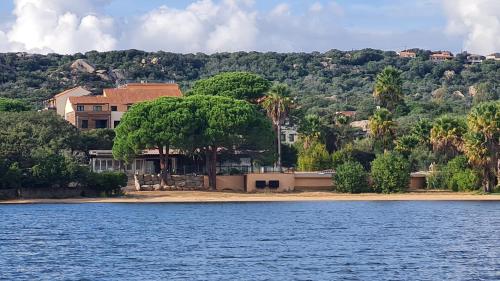 une maison au bord d'un plan d'eau dans l'établissement magnifique T3 plus cabine, les pieds dans l'eau, à Viagenti
