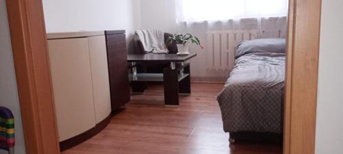 een slaapkamer met een bureau, een bed en een tafel bij Apartament WARSZAWSKA in Kielce