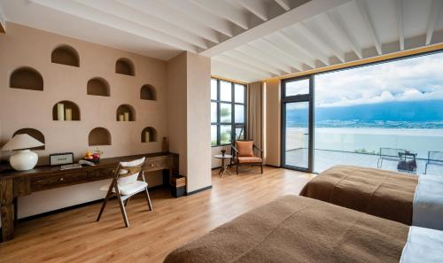 Gambar di galeri bagi 大理石之上Cloud Edge Cabin全视野苍洱半山海景别墅酒店洱海观景店 di Dali