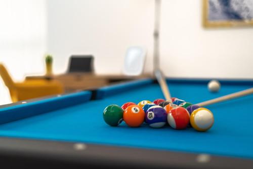 ハンティンドンにあるStylish 2 Bedroom Apartment By Your Lettings Short Lets & Serviced Accommodation Peterborough With Free WiFi,Parking And Moreのビリヤード台(ボールとキュー付)