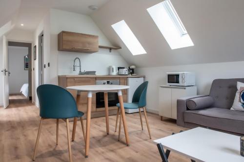 un salon avec une table, des chaises et un canapé dans l'établissement Appartement moderne avec parking, à Salies-de-Béarn