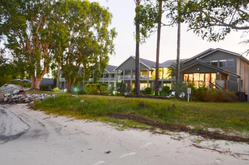 Κήπος έξω από το Moby Dick Waterfront Resort Motel