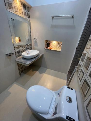 Koupelna v ubytování GO Luxury Grand Hotel