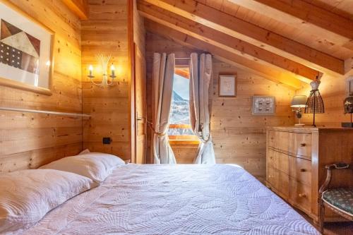 a bedroom with a bed in a wooden house at Authentique chalet montagnard in Isola 2000