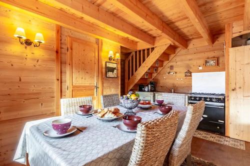 - une salle à manger avec une table dans une cabine dans l'établissement Authentique chalet montagnard, à Isola 2000