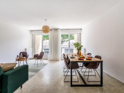 - un salon avec une table et un canapé vert dans l'établissement Charmant appartement dans le Panier, à Marseille