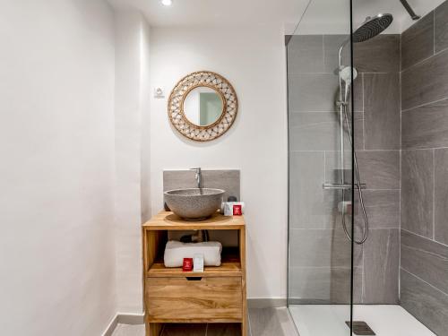 une salle de bain avec un lavabo et une douche dans l'établissement Charmant appartement dans le Panier, à Marseille