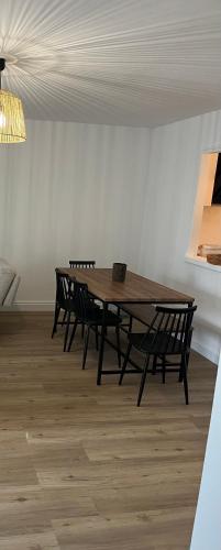 サン・ドニにあるÉvasion urbaineの部屋の中の木製のテーブルと椅子