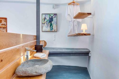 Χώρος καθιστικού στο Skiff - Transformed studio on the water's edge