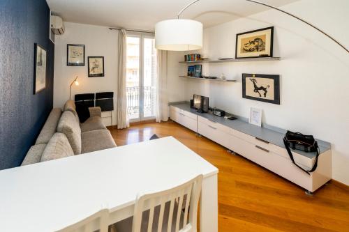 un salon avec un canapé et une table dans l'établissement Palais Magnan 4 Pers WiFi AC, à Nice