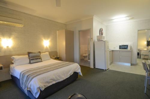 Ένα ή περισσότερα κρεβάτια σε δωμάτιο στο Moby Dick Waterfront Resort Motel
