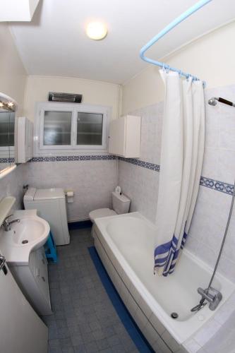 une salle de bain avec une baignoire, des toilettes et un lavabo dans l'établissement Maison LE TOUQUET 6 pers, à Le Touquet-Paris-Plage