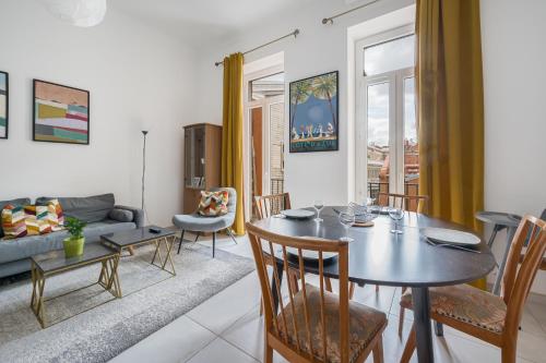 une salle à manger et un salon avec une table et des chaises dans l'établissement Mer et Soleil - Carré d'or - 4 piéces - Centre ville - Plages à 300 m, à Nice