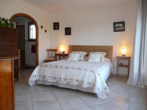 une chambre avec un lit avec deux oreillers dessus dans l'établissement Villa avec piscine Saint Remy de Provence LS1-196, à Saint-Rémy-de-Provence