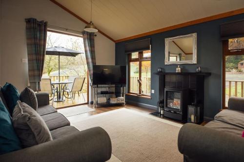 Gallery image of Tranquil Lakeview Lodge near Narberths Charm in Pembrokeshire