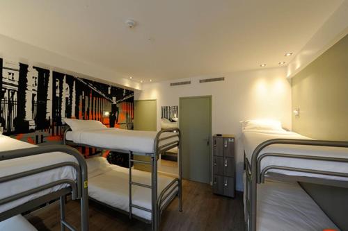 Letto o letti in una camera di The 3 Ducks Eiffel Tower by Hiphophostels